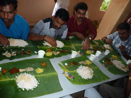 Die Jungs von unserem Hotel und unser Essen im Vordergrund