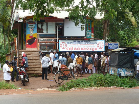 Vor den Alkoholläden gibt es immer lange Schlangen