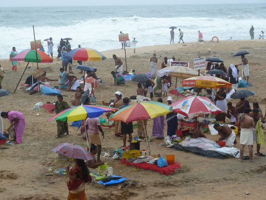 Auch bei Regen sind die Inder am Strand