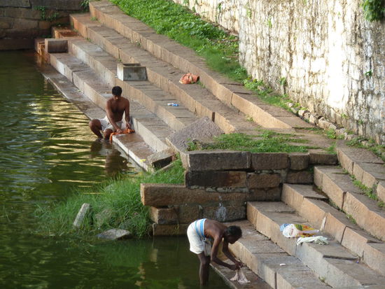Man wäscht sich selbst und seine Kleider hier