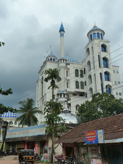 Sieh aus wie ein Hochhaus, ist aber doch eine Moschee