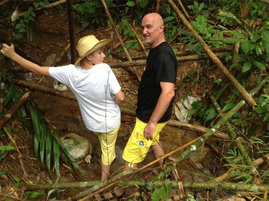 Schuhe waschen im Bach