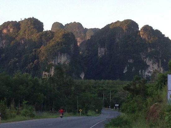 Felsen hinter dem Hotel