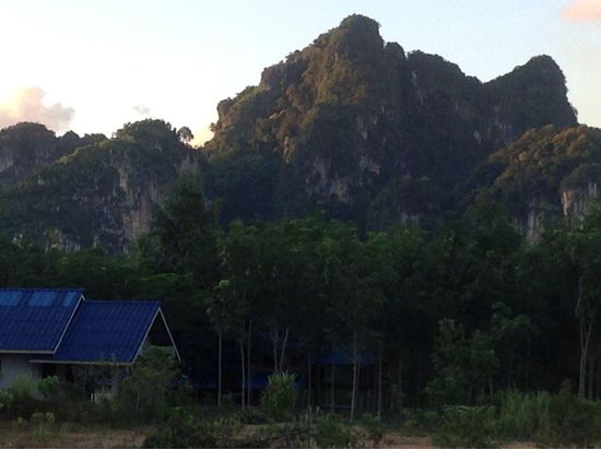 Felsen hinter dem Hotel