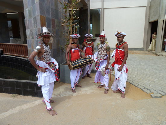 Tanzgruppe vor dem Soldatenhotel