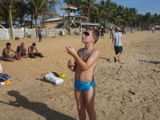 Nico lässt seinen Drachen steigen