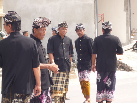 Die festlich gekleideten Polizisten