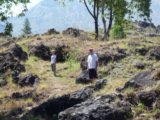 Auf der erkalteten Lava herumlaufen