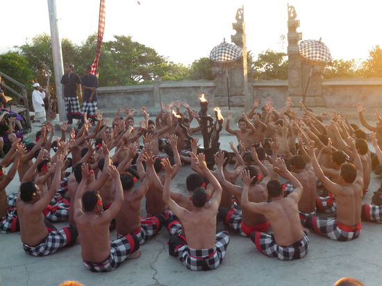 Die Tänzer singen sich in Trance