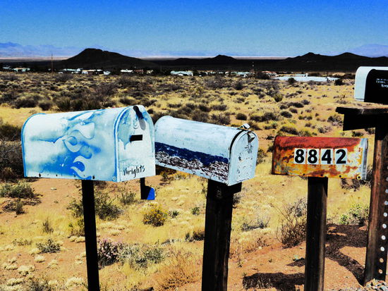 Briefkaesten am Anfang der Strasse damit der Postbote nicht zu jedem einzelnen in der Landschaft verstreuten Haus fahren muss