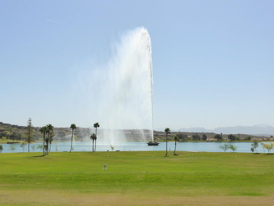 Die Fontäne in Fountain Hills - rechts von der Fontäne zwischen den beiden Palmen ist ein Mensch 