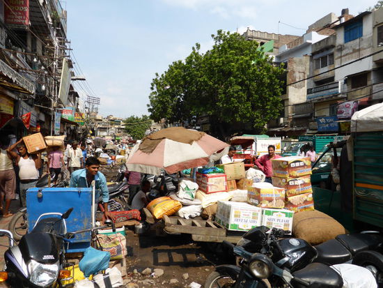 Die vollgestopfte Gasse