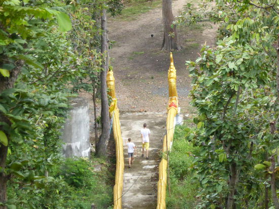 Die Jungs laufen die 280 Stufen runter