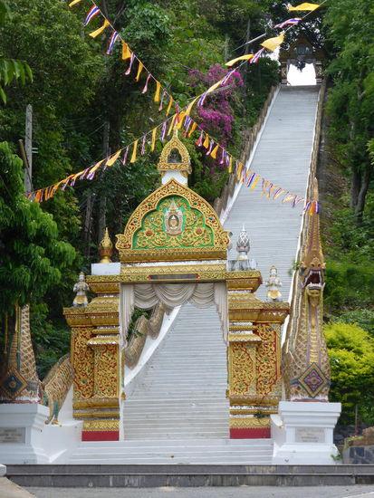 Eine sehr steile Treppe zum Tempel auf dem Weg nach Chiang Rai