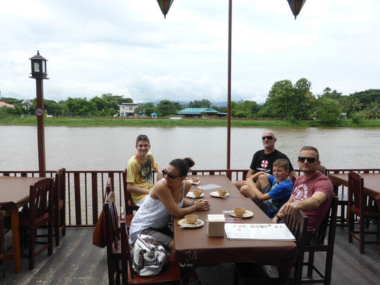 Essen am Fluss Kok in Chiang Rai