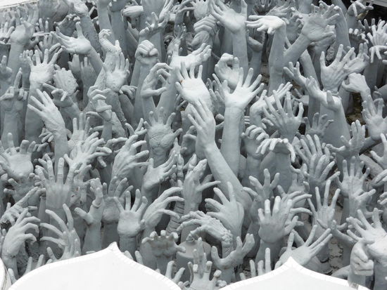 Bevor man die Bruecke betritt, muss man die Haende, die aus der Hoelle nach einem greifen, passieren. Wenn man das schafft, ist die Seele rein.