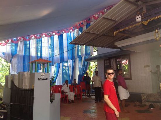 Vor Sajins Haus mit "Publikum"