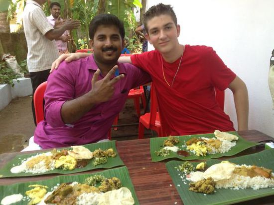 Nico und Sajin mit unserem Mittagessen auf dem Bananenblatt. Lecker ��
