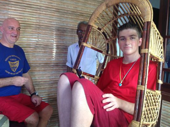 Chillen und Kommunikationsversuche mit Opa auf dem Balkon.