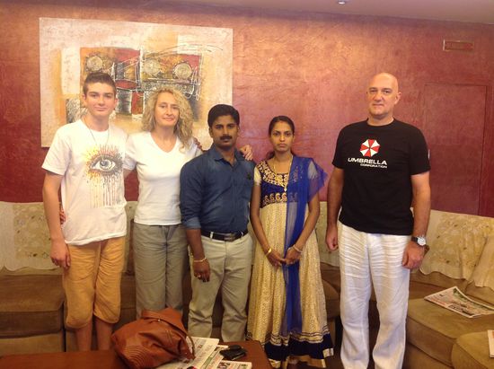 Sajin und Divya schauen total ernst drein �