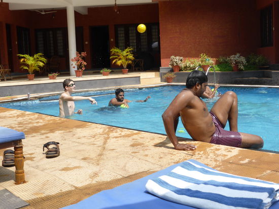 Spaß mit den Indischen Jungs am Pool