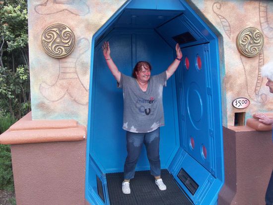 Eva in der Trockenkammer - kein Wunder, wenn man vier Mal mit der Wasserrutsche fährt. Aber für unser jüngstes Reisemitglied ein Muß.