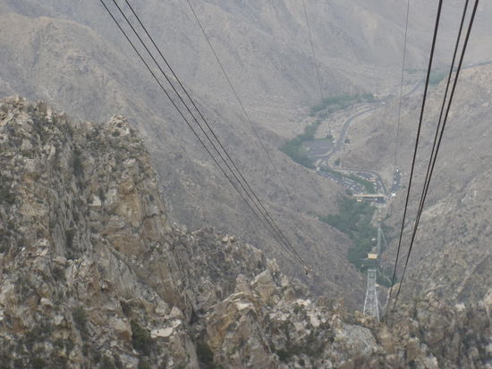 Blick aus der Seilbahngondel bei der Abfahrt vom San Jacinto. Die Gondel hat einen drehbaren Boden und dreht sich vier Mal während der Fahrt um die eigene Achse.