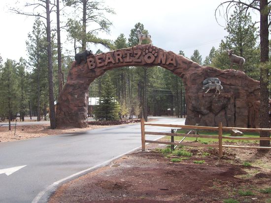 Einfahrt zum amerikanischen Safaripark. Wölfe, Bären, Büffel und anderes Getier kommt bis an das Auto heran.