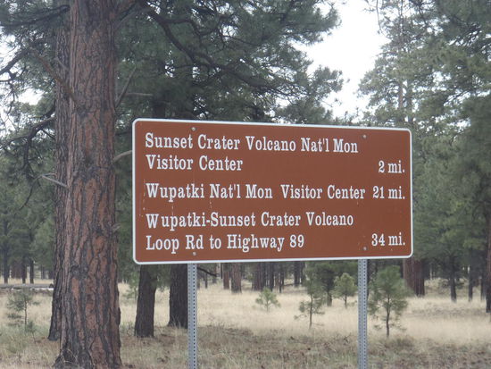 Einfahrt zum Sunset Crater Volcano, wo wir die freudige Mitteilung erhielten, daß die Straße nach Page gesperrt ist. 150 Kilometer Umweg.