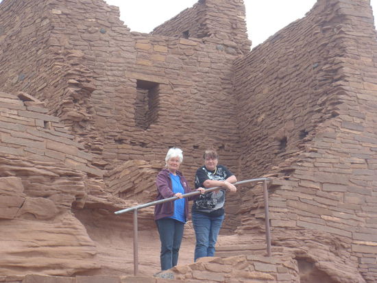 Eva und Mutter beim Aufstieg zu der Ruine