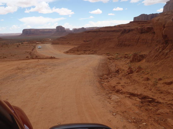 Mit Vergnügen nahm Eva die staubige Stein- und Sandstraße in Angriff