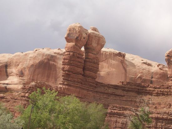 Am Ortsende von Bluff - die Navajo Twins