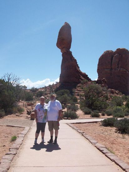 Eva und ich vor dem Balanced Rock