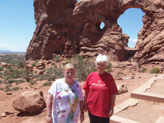Eva und Mutter vor dem südlichen Window-Arch
