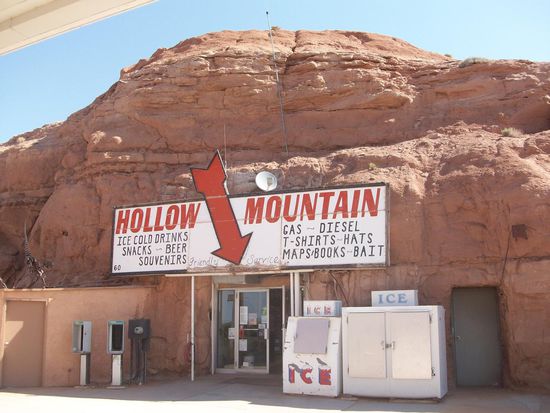 Die Tankstelle im Berg. Hier braucht der Betreiber keine Klimaanlage. Alle Geschäftsräumlichkeiten sind im Berg.