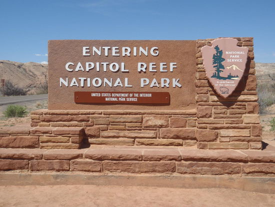Einfahrt in den Nationalpark. Im Vorjahr konnten wir nicht einmal dieses Zeichen fotografieren. Ein wundervoller Park.