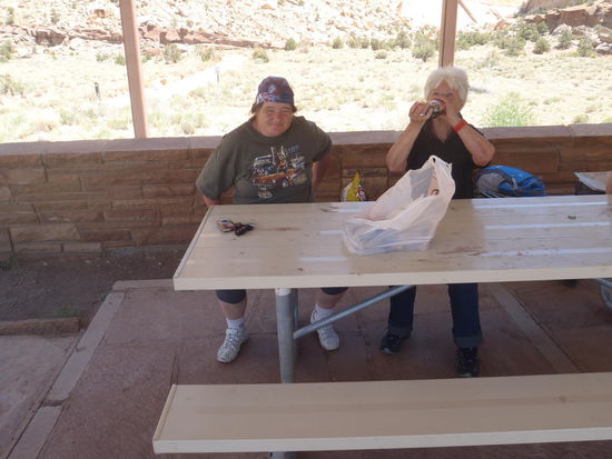 Im Schatten vor dem Capitol Gorge unser Schlemmermittag. Trockenfleisch, Chips, Cola und Wasser. Aber noch sind Alle bei guter Verfassung.