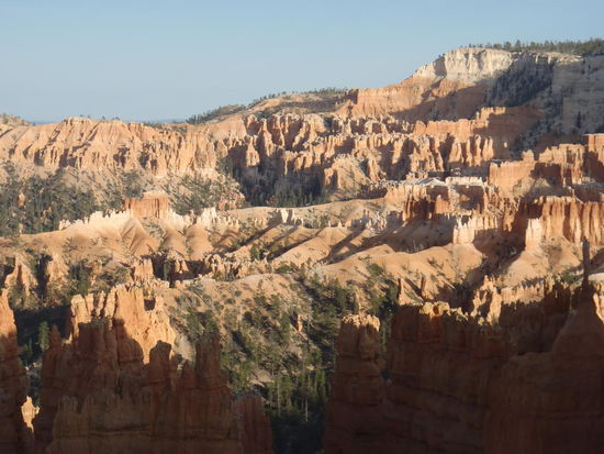 Sonnenuntergang am Sunset-Point im Bryce Canyon. Hier herrscht eine mystische Atmosphäre. Viele Legenden der Indianer erzählen von bösen Lebewesen, die vom Coyoten dann in Steinstatuen verwandelt wurden.