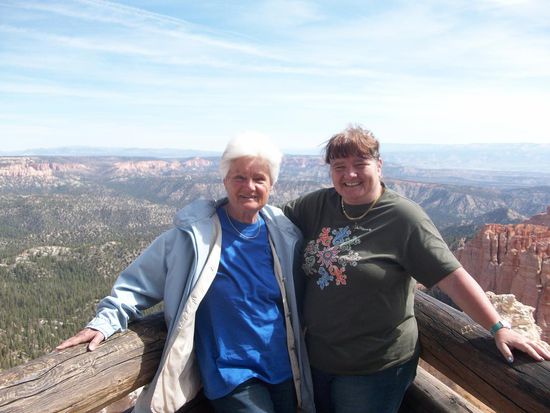 Mutter und Eva beim ersten Aussichtspunkt. Gleich hat sich ein amerikanischer Gigolo an die beiden unbewachten Damen rangemacht und sie fotografiert.