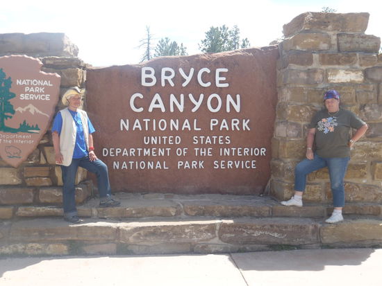 Zwei tatenhungrige Reisende beim Eingang zum Nationalpark