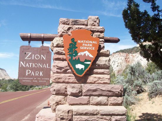 Einfahrt in den Park. Hier ist der Straßenbelag rot