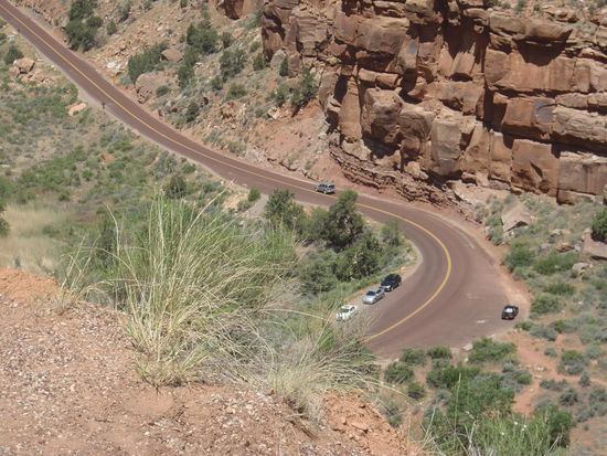 In engen Serpentinen schraubt sich die Straße in die Tiefe