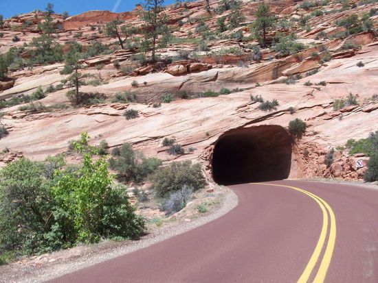 Durch diesen tunnel, der fast 2 Kilometer lang ist kommt man in den Canyon.