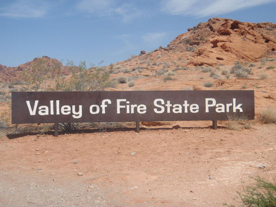 Einfahrt in ein feuerrotes Paradies. Die Gebühr muß man wieder in einen Umschlag Stecken und in eine Kassa einwerfen.