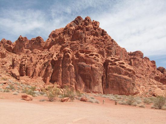 Eindrucksvolle Steingebilde säumen den Weg