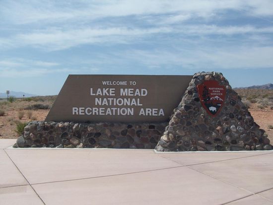 die Uferstaße beginnt, aber 70 Kilometer kein See zum sehen.