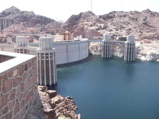 Staumauer des Hoover Dammes von der Seite aus Arizona