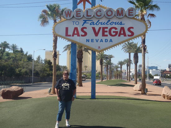 Eva vor dem Schild, das sie persönlich begrüßt. War ihr Traum, selber mit dem Auto dorthin zu fahren.