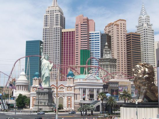 Das Hotel New York New York mit seiner Achterbahn. Der Wagen mit Eva ist leider zu schnell gewesen.