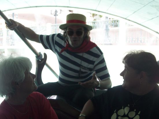 Ein Chameur wie er im Buche steht. Die Mädels sind ganz verzückt von ihm. Ich existiere hier nur noch als Gegengewicht, um nicht zu kippen.